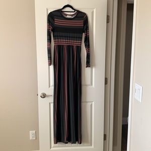 Adorable grey and pink maxi dress🤍💗